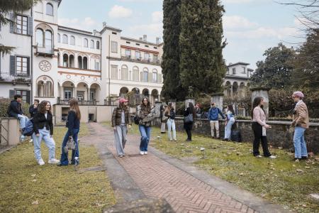 Ragazzi e ragazze nel cortile della sede di Palazzo Rathgeb